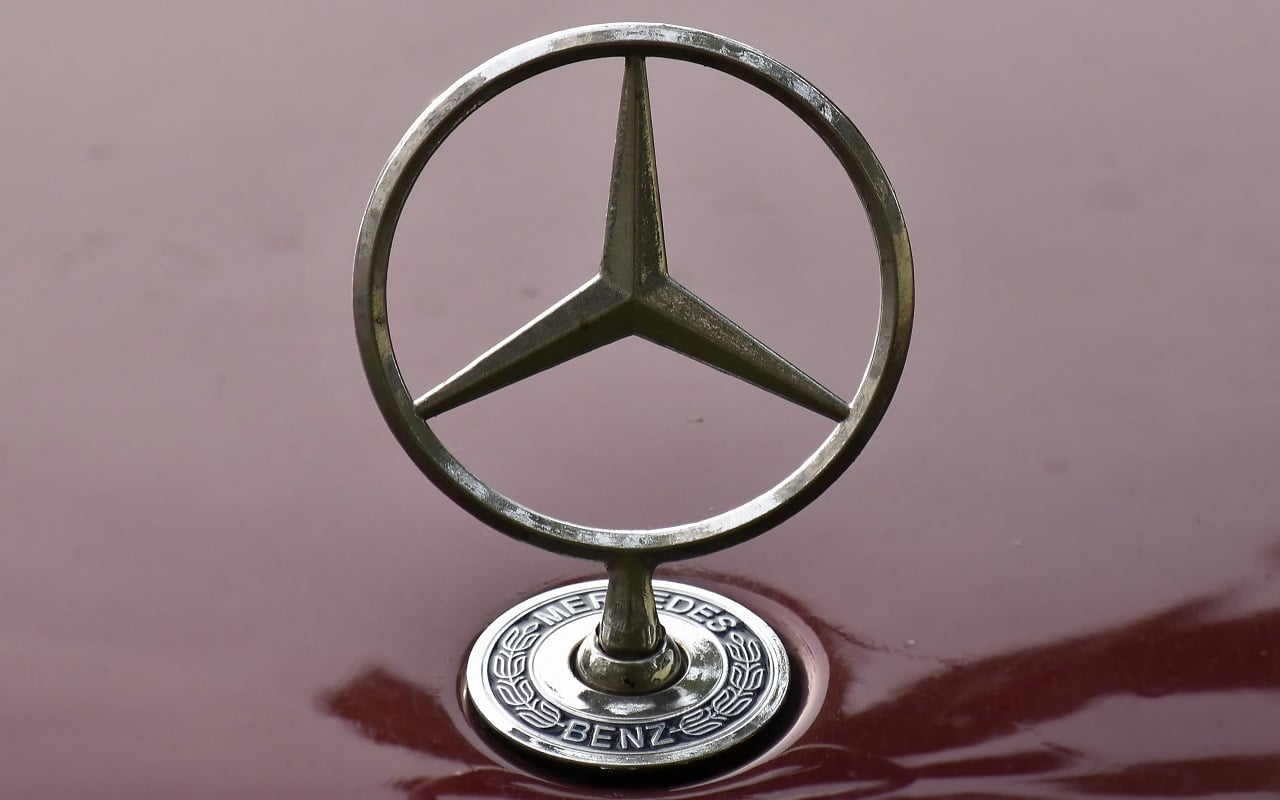 Продажи электрокаров Mercedes бьют рекорды, но ставку марка делает на бензин
