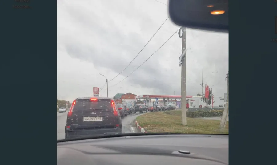Россиянки "вломили" россиянину на АЗС: победитель получил право залить бензин без очереди. ВИДЕО — From-UA