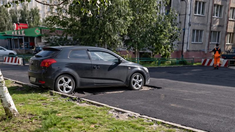 Автомобиль мешает завершить ремонт парковки в Сургуте -Новости Сургута — SiTV.RU