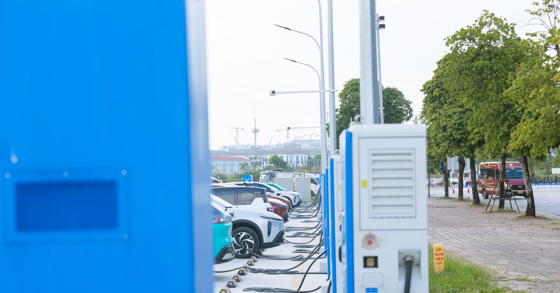 Более подробный обзор зарядной станции V-Green в Ханое, занимающей площадь почти 29 000 м² и имеющей более 1000 зарядных портов. — Vietnam.vn