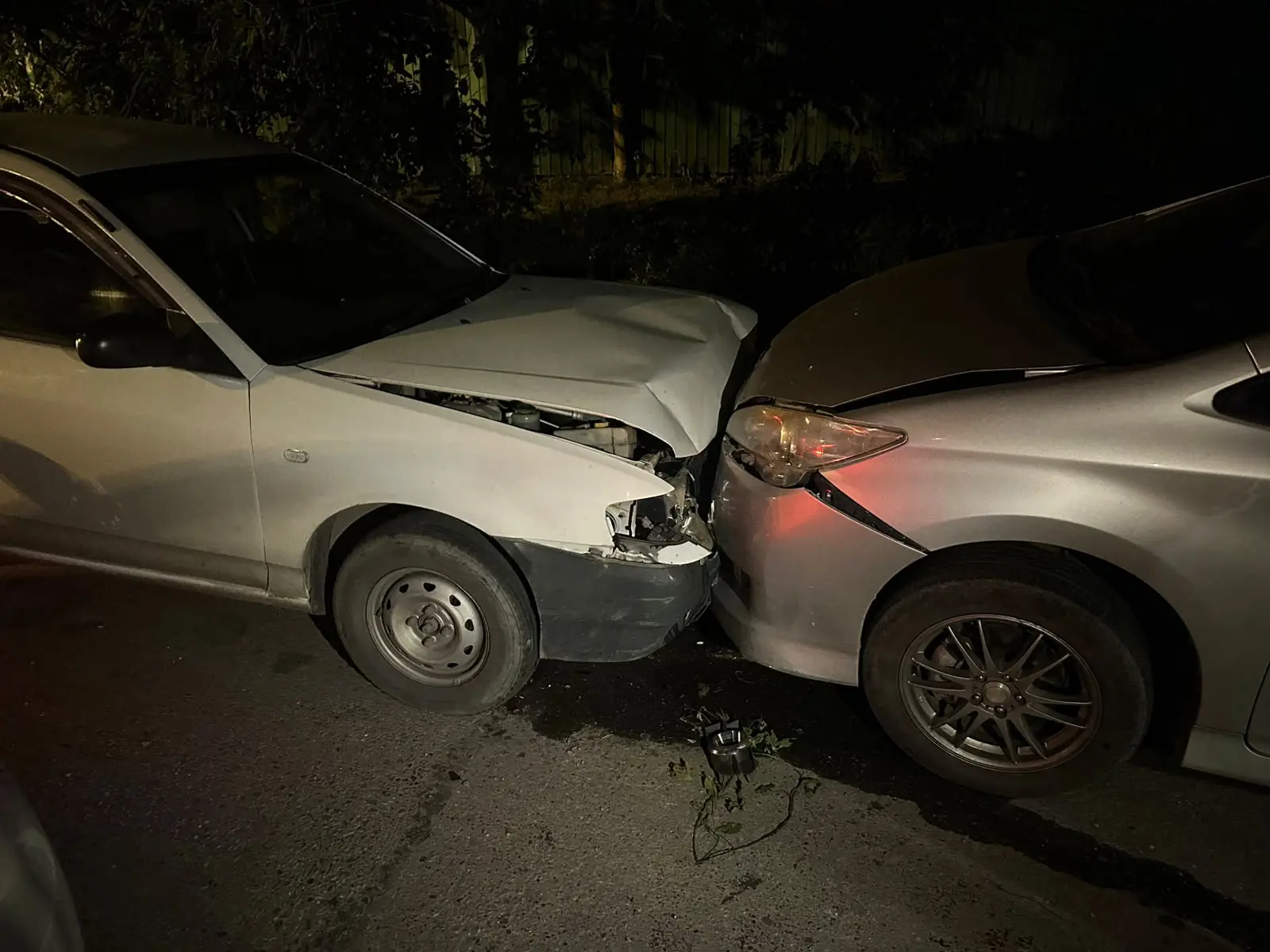 Водитель Mercedes-Benz влетел в три припаркованные машины и отказался от алкотеста во Владивостоке — PrimaMedia