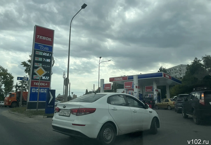 Бензин есть, но надо постоять: к работающим АЗС в Волгограде выстроились очереди — V102.ru