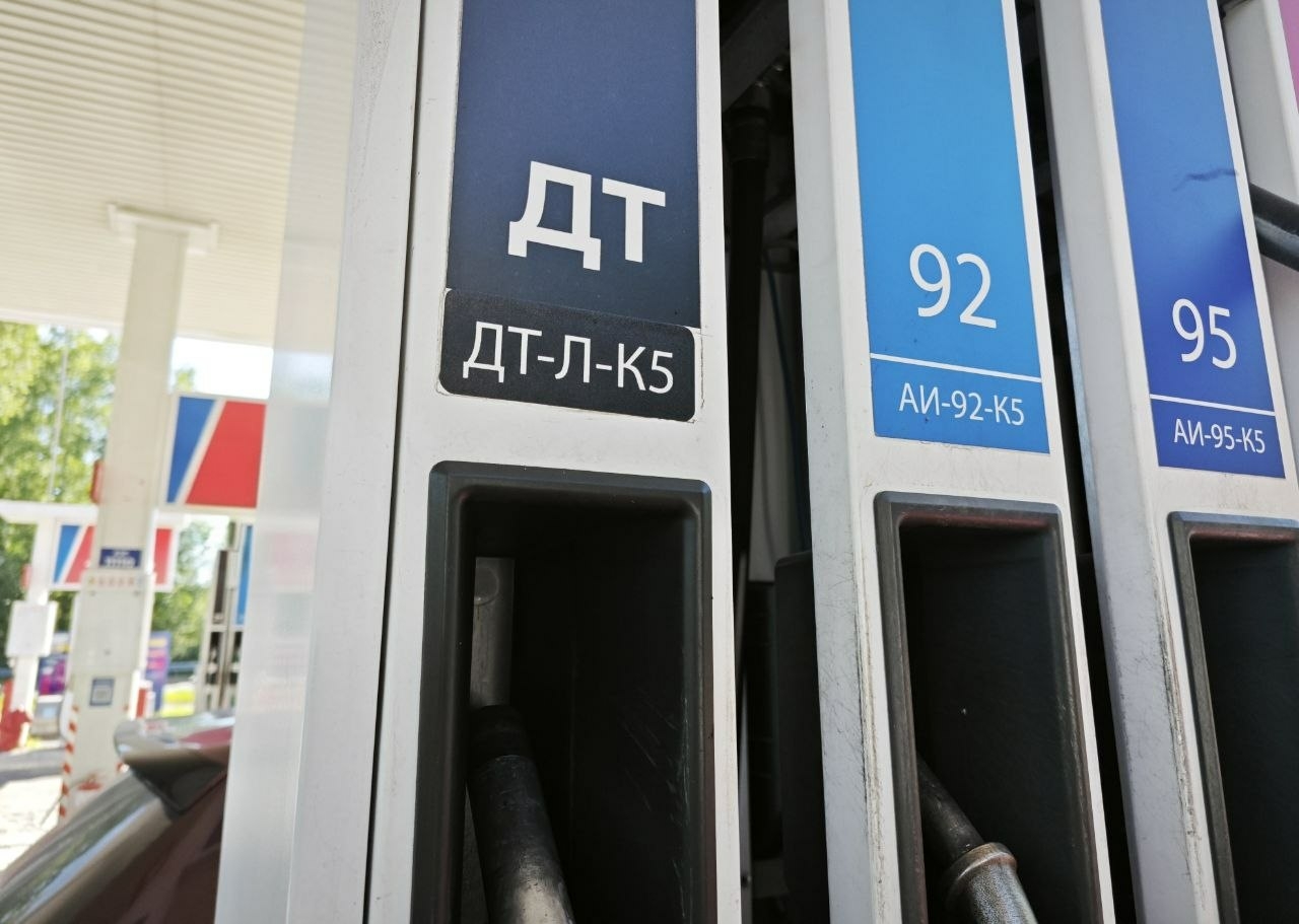 За сколько Петербургская биржа реализовала импортный бензин 19 августа? — Neva.Today