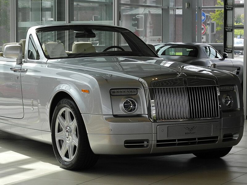 Rolls-Royce возглавил продажи новых люксовых автомобилей в России — tks.ru