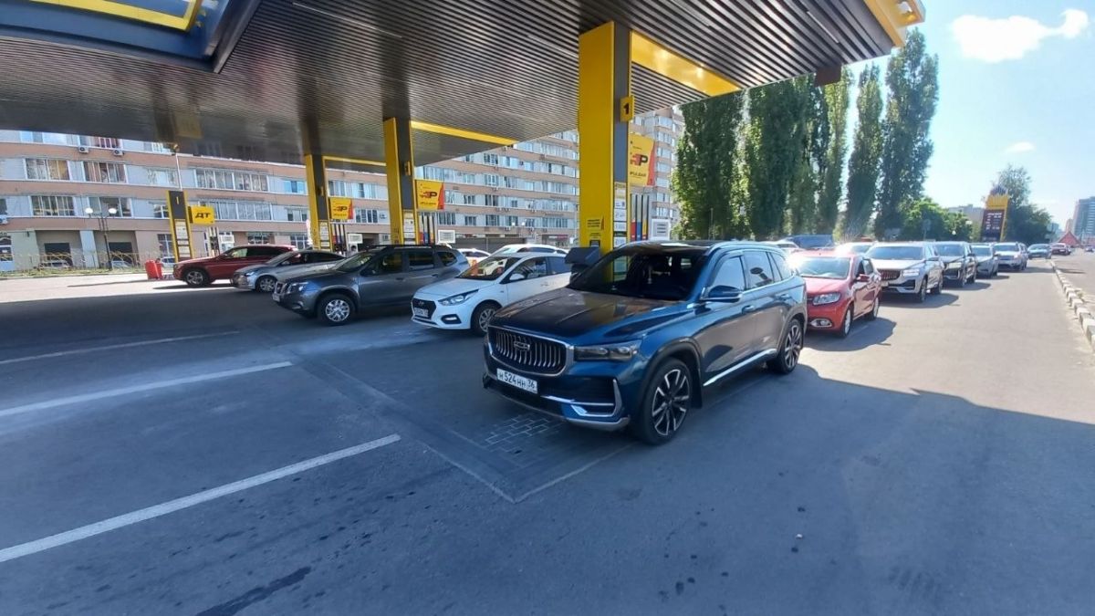 Бензин по 155 рублей за литр и очереди из сотен авто на АЗС: что происходит на заправках Воронежа сегодня — voronezhnews.ru
