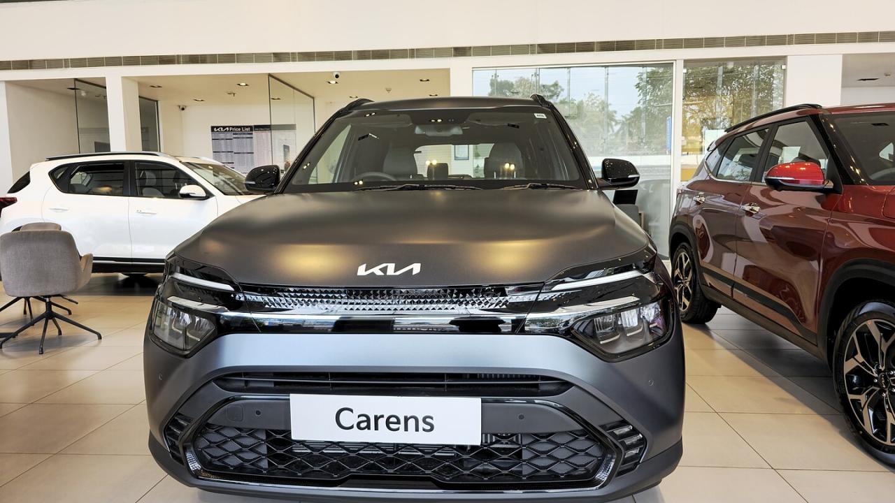 Странные цены на Kia Carens в РФ: дешевый вариант оснащен лучше топовой версии — Правда.Ру