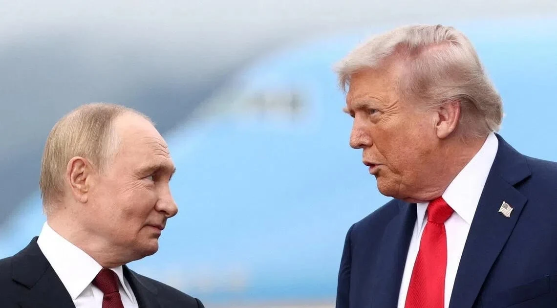 В преддверии выборов президент США Трамп подвергается критике за неоднократное ослабление санкций в отношении России. — Vietnam.vn