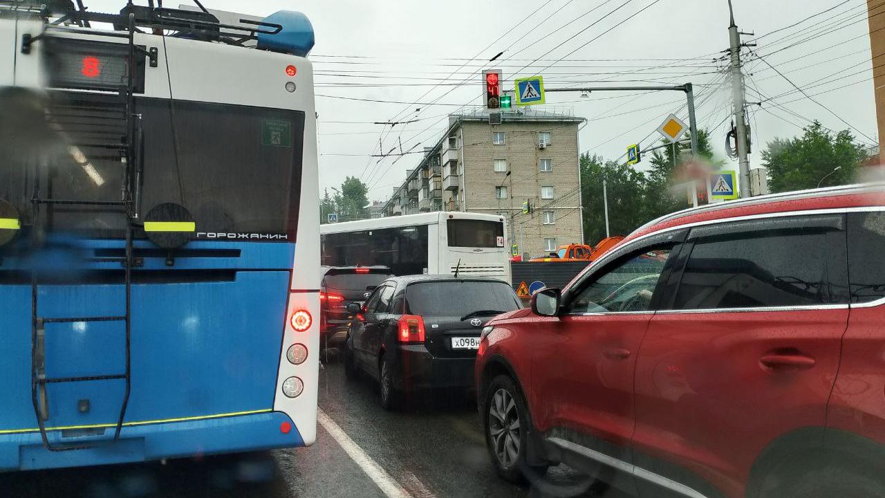 8-балльные пробки сковали Новосибирск из-за мощного ливня — Gorsite.ru