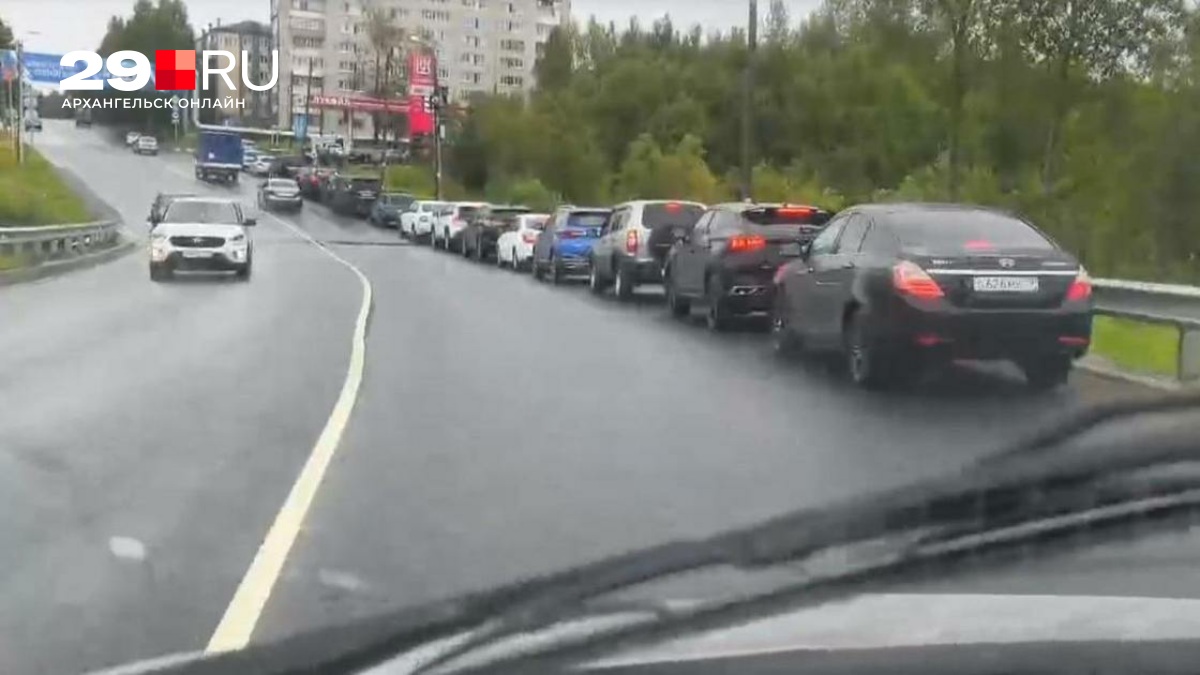 Больше сотни машин на одну заправку: огромную очередь в Новодвинске сняли на видео — 29.ru