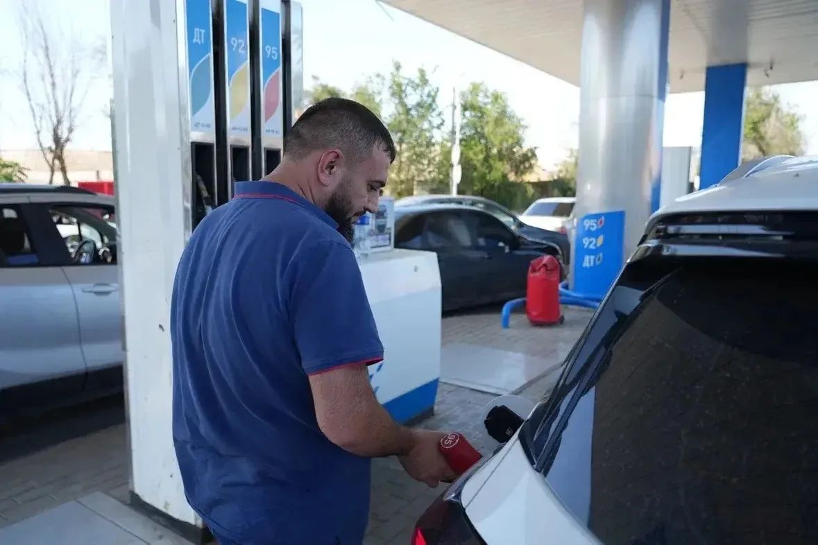 Стал известен график работы АЗС на сегодня: кому продадут бензин — Блокнот Астрахань