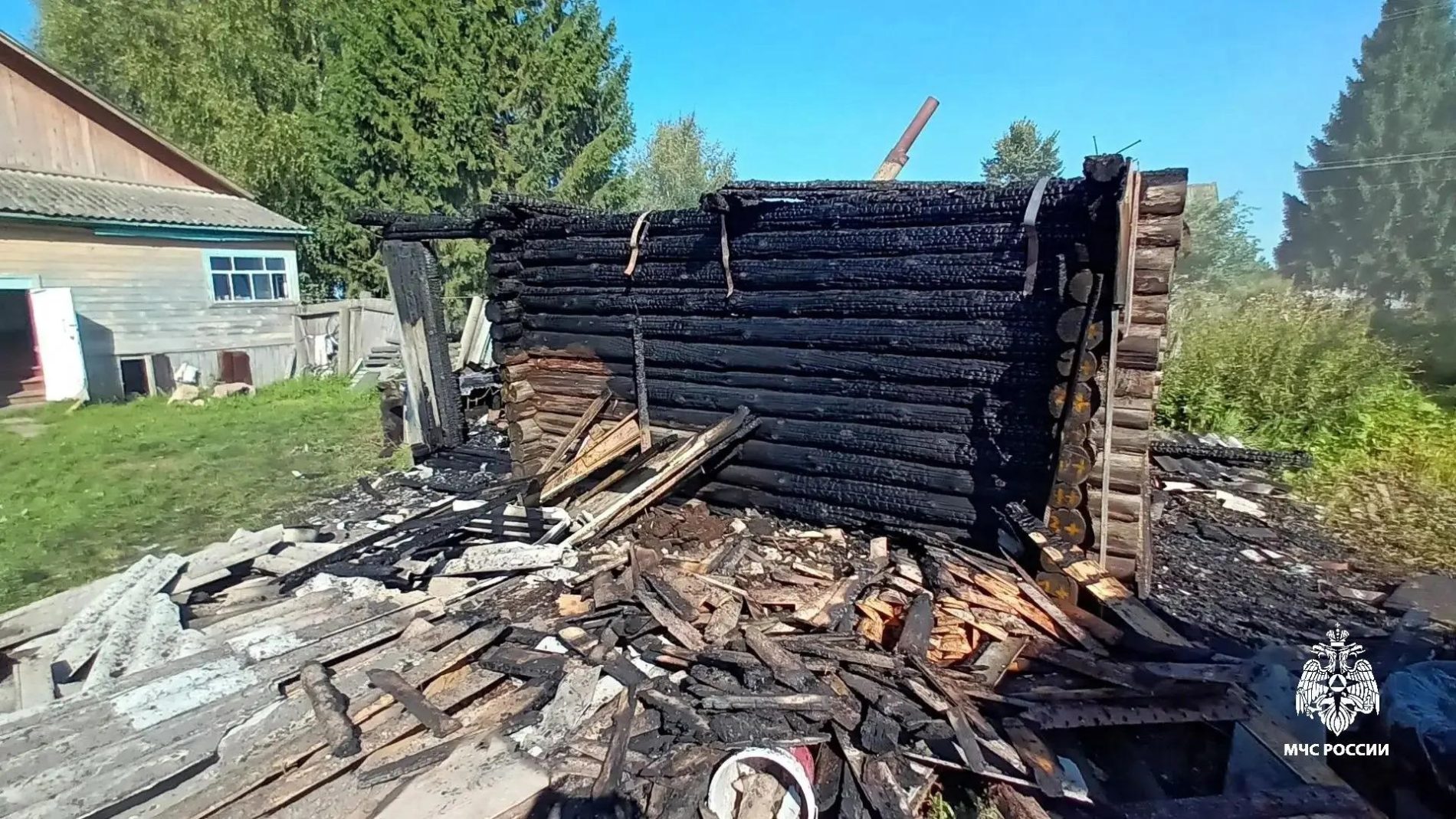 Огонь уничтожил дачный дом и баню в Костромской области — K1NEWS