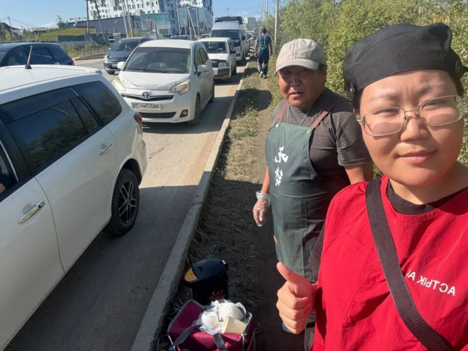 Водителей в очередях на АЗС Якутска продолжают кормить горячей едой — ulus.media