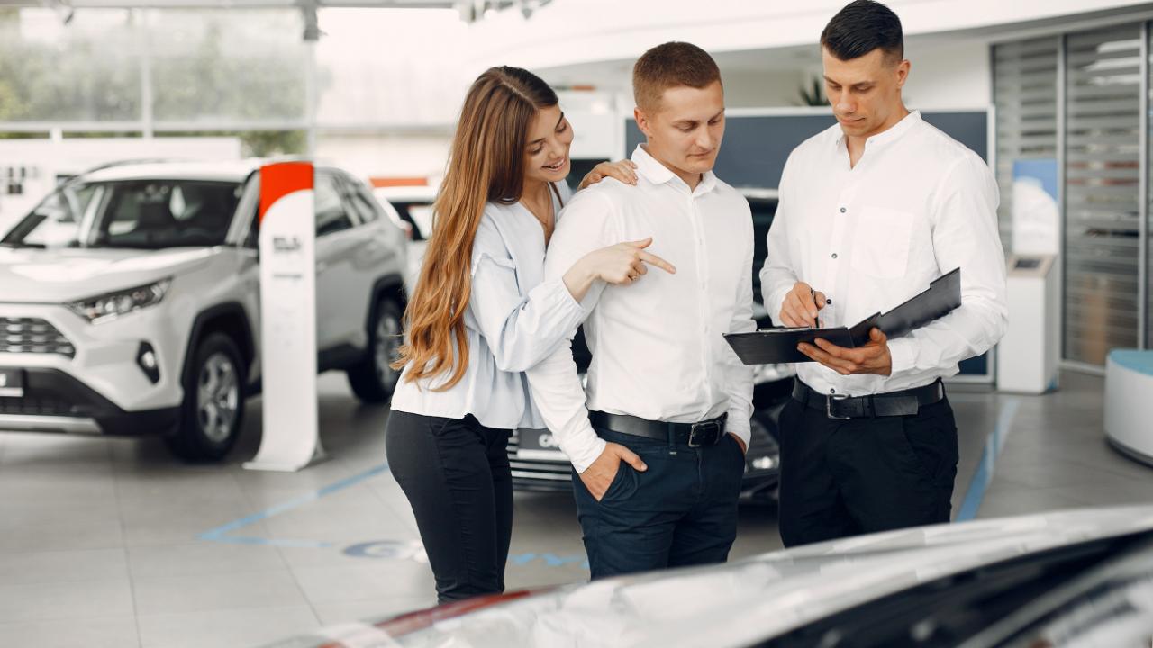 Курс рубля против авторынка: эксперты рассказали, как выгодно купить новый автомобиль осенью — Правда.Ру