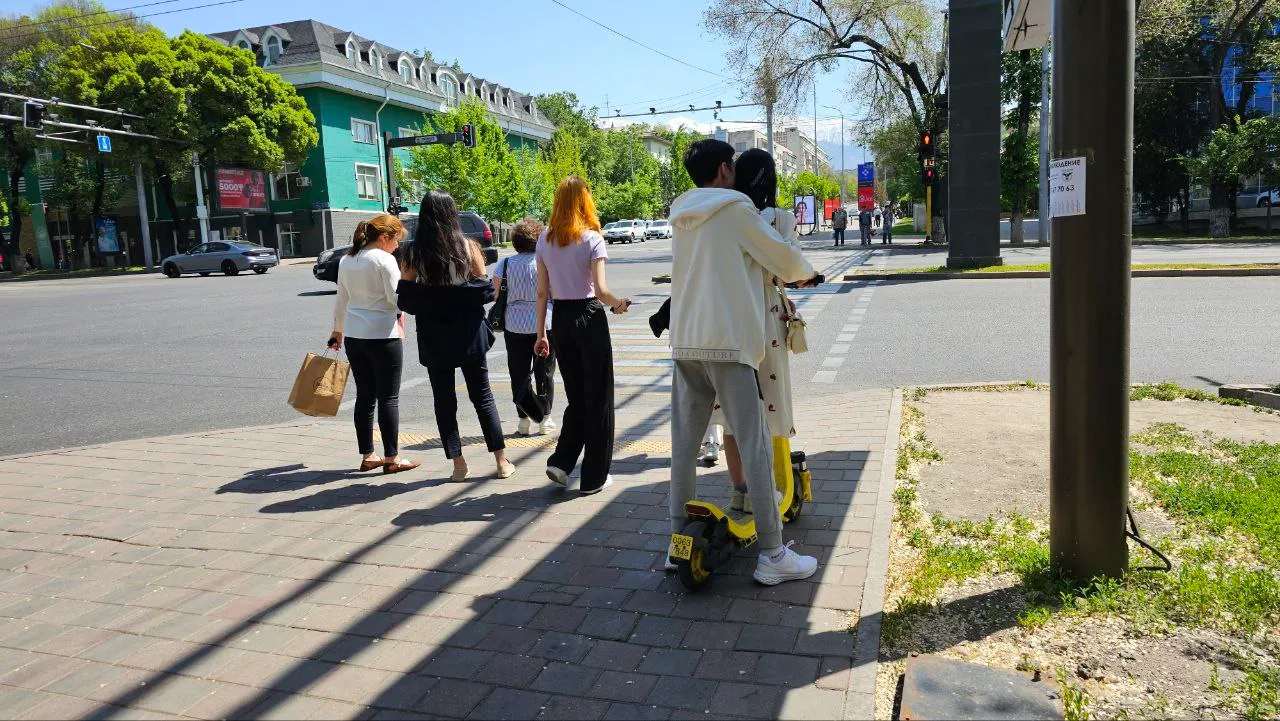 Электросамокатам в Казахстане закрывают тротуары — Новости Zakon.kz