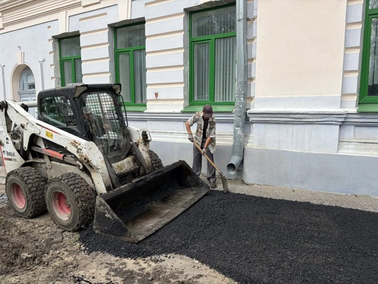 Вчера в Ульяновске ремонтировали 20 участков дорог и тротуаров — Улправда