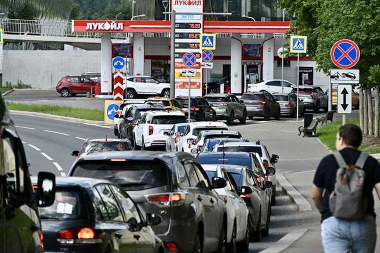 В Москве возник дефицит бензина: на АЗС образовались очереди и начались конфликты — Портал РЕПОСТ