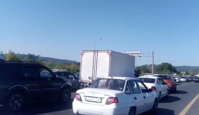 Пробки и дефицит бензина 17 августа: что происходит на М-4 и курортах Кубани — newkuban.ru