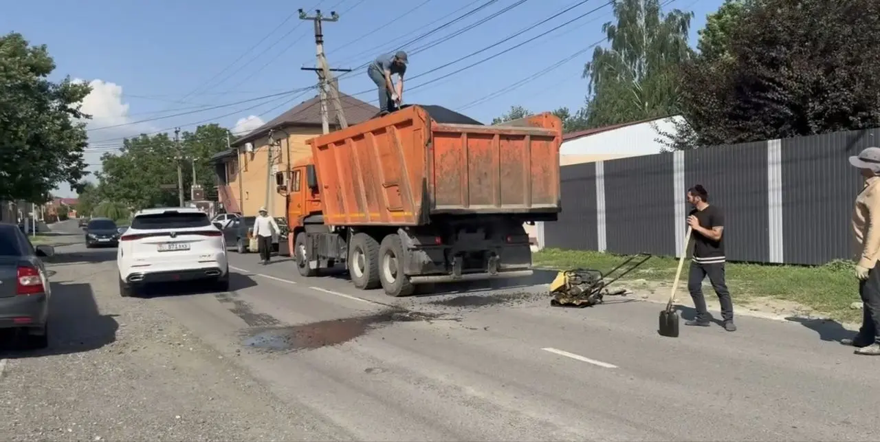 На улицах Назрани проводятся работы по восстановлению дорожного покрытия — gazetaingush.ru