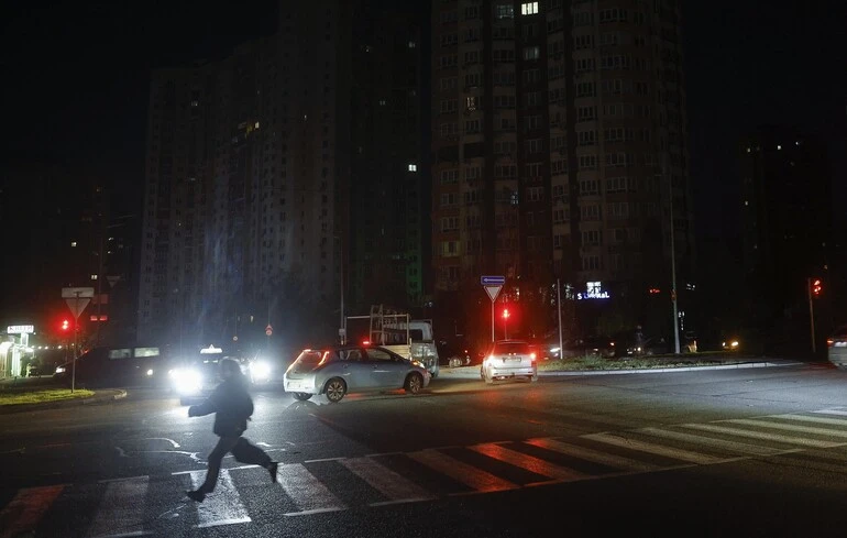Росіяни атакували енергетику Києва: чотири райони частково знеструмлено — Ukr.net