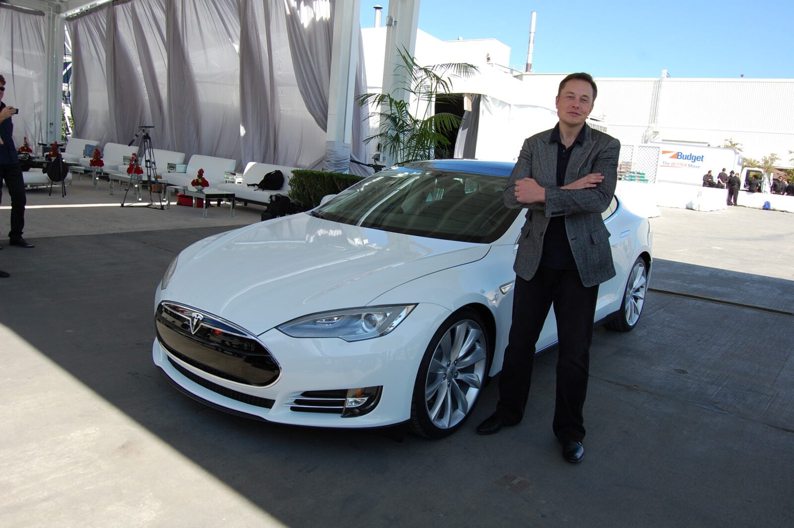 Tesla готовит продажу беспилотных Cybercab до конца года: что может помешать планам Маска — Мінфін