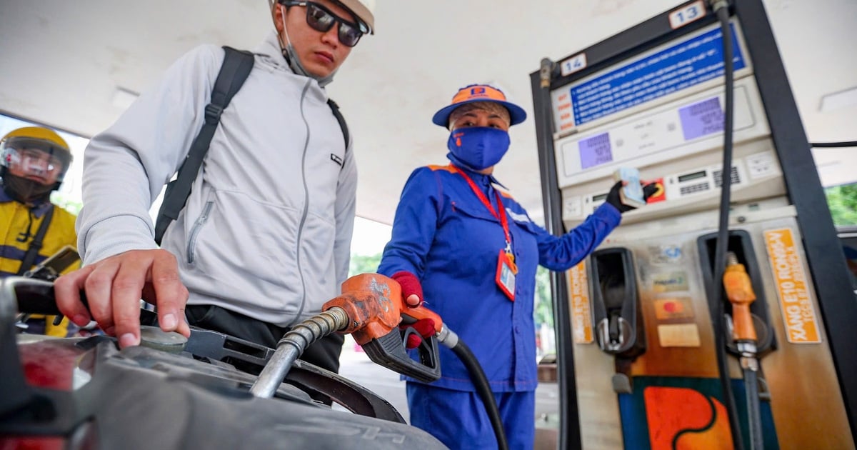 Я никогда раньше не видел, чтобы PVOIL и Petrolimex так резко снижали цены на топливо». — Vietnam.vn