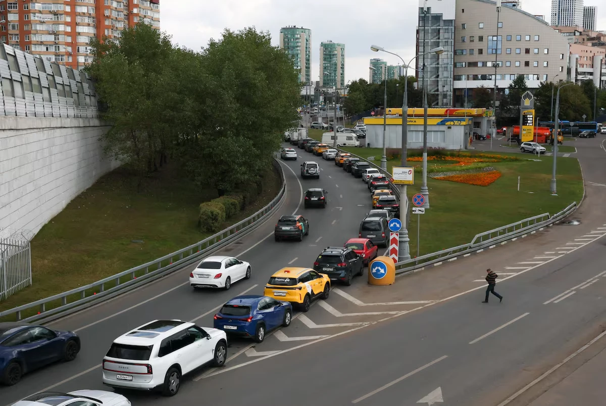 Дефицит бензина в России дошел до Москвы: АЗС снова вводят лимиты после ударов по НПЗ — Газета Дейком