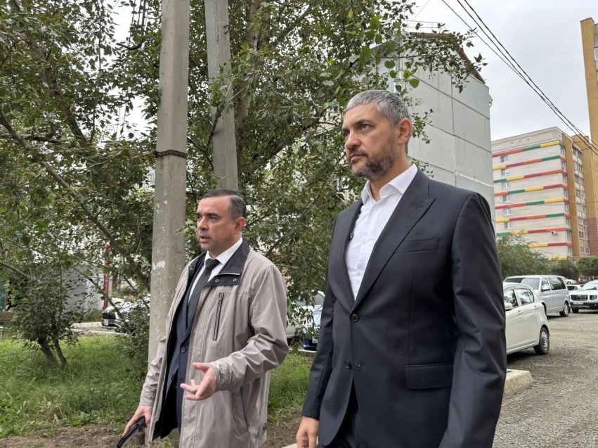 ​Губернатор Забайкалья осмотрел ремонт двора по улице Шилова, 91 и 93 — Официальный портал Забайкальского края