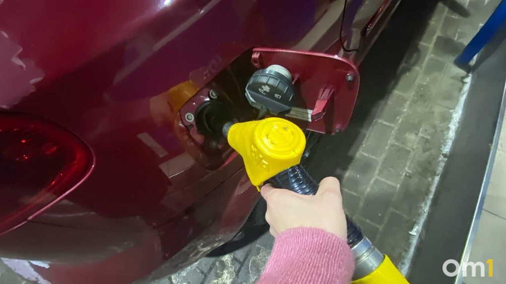 Запасы АИ-95 в Томской области выросли более чем вдвое, но очереди на АЗС сохраняются — om1.ru