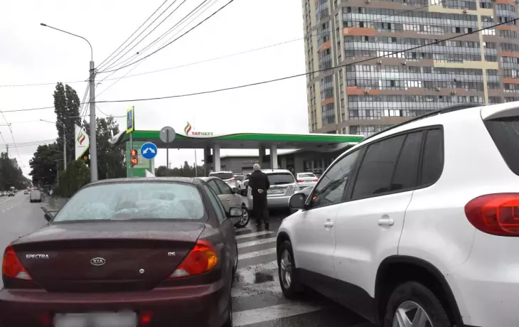 Главное за ночь. Петербургские водители жалуются на качество бензина, крест убил священника — 36 регион Воронеж