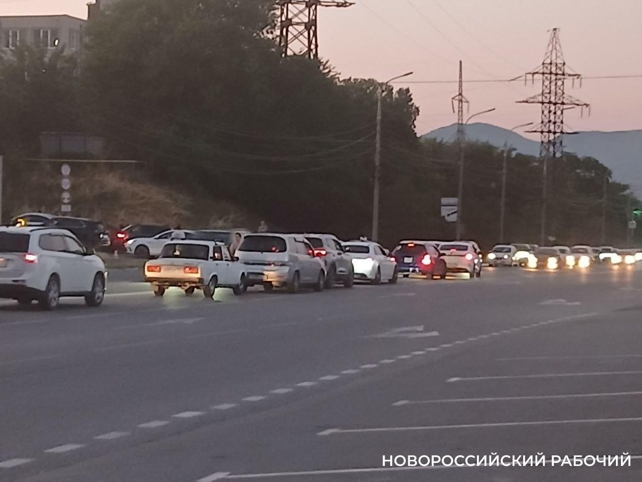Стоять в очереди лучше компанией». Истории выживания жителей Новороссийска в условиях «бензинового дефицита — Новороссийский рабочий