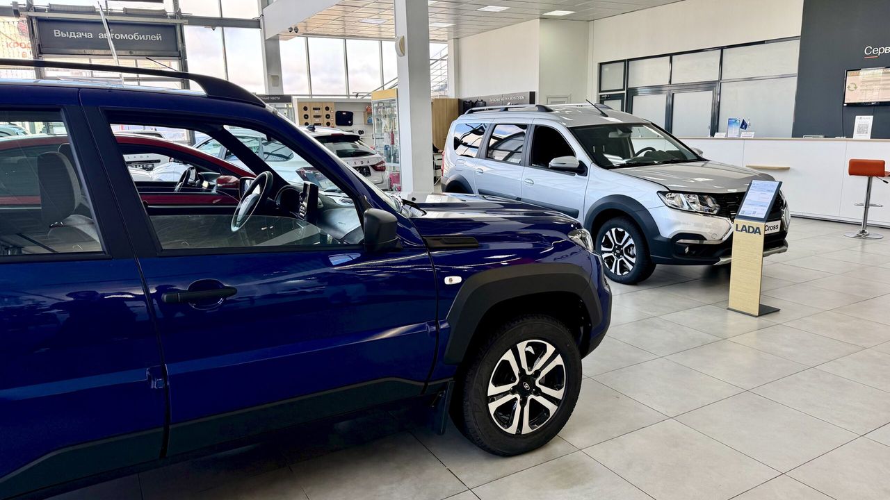 Могут пойти на спад: АвтоВАЗ спрогнозировал продажи новых автомобилей LADA в октябре — Автоновости дня