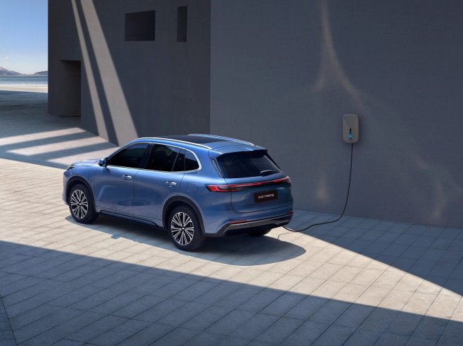 В РФ начались продажи новой версии гибридного кроссовера Geely EX5 — агентства «Автостат