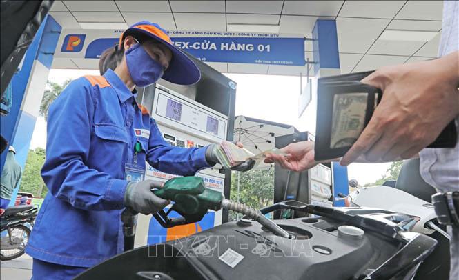 Цены на бензин продолжали падать с полудня 13 августа. — Vietnam.vn