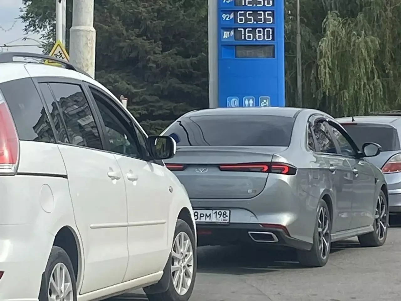 Очереди и дефицит топлива: обстановка на АЗС на М-4 «Дон» в Ростовской области — DonDay