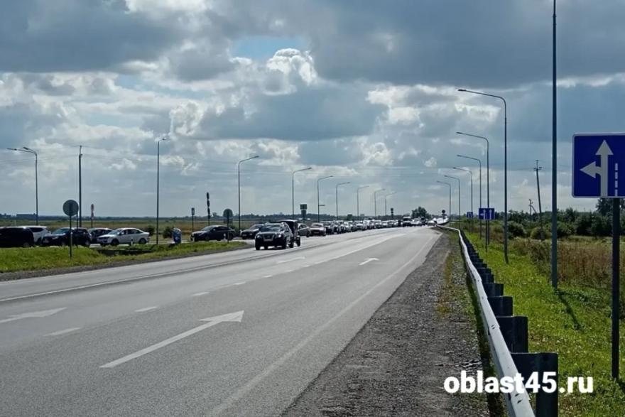 Три часа на заправке: курганец рассказал, чем занимался в пробке — Область 45