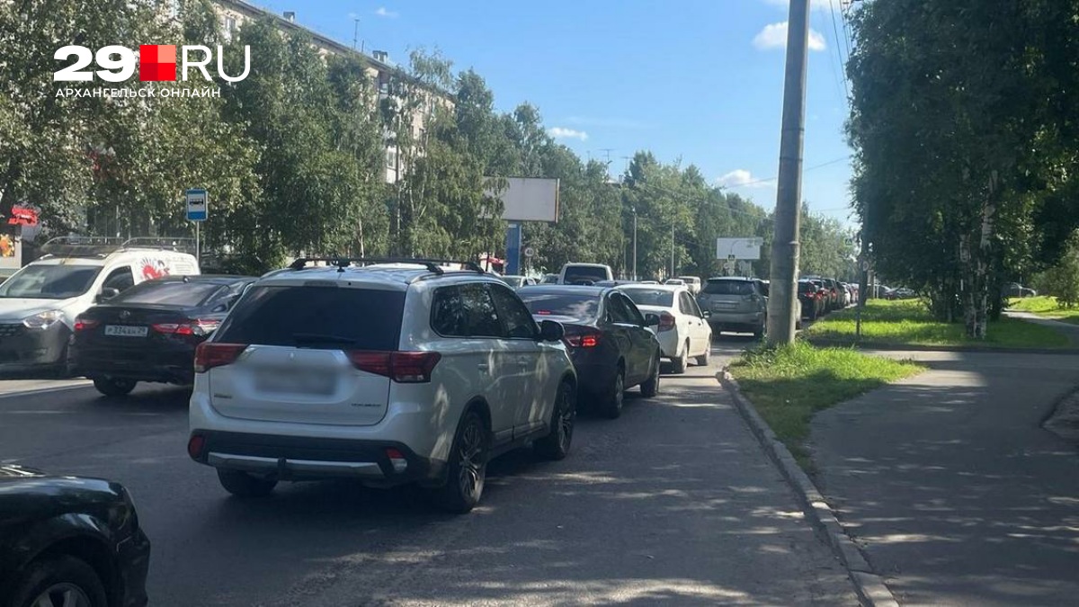 У заправок в Архангельске собрались длинные очереди за бензином — 29.ru