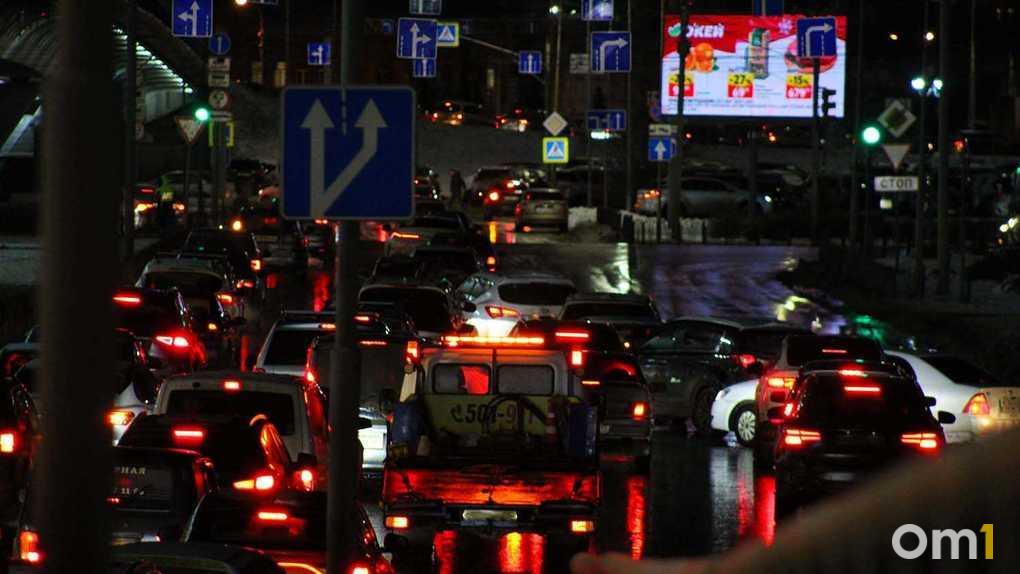 Новосибирск встал в семибалльных пробках вечером 11 августа — om1.ru