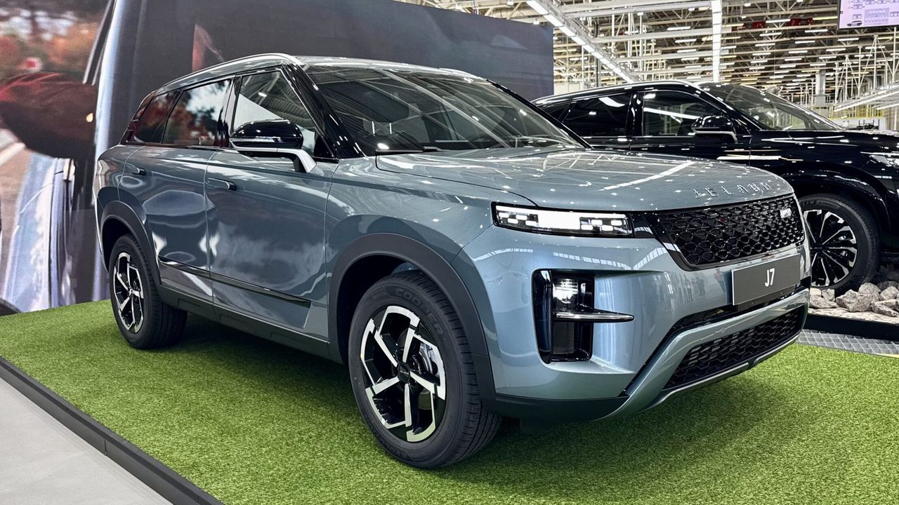 В России начались продажи новой версии известного российского кроссовера. Сколько она стоит — Автоновости дня