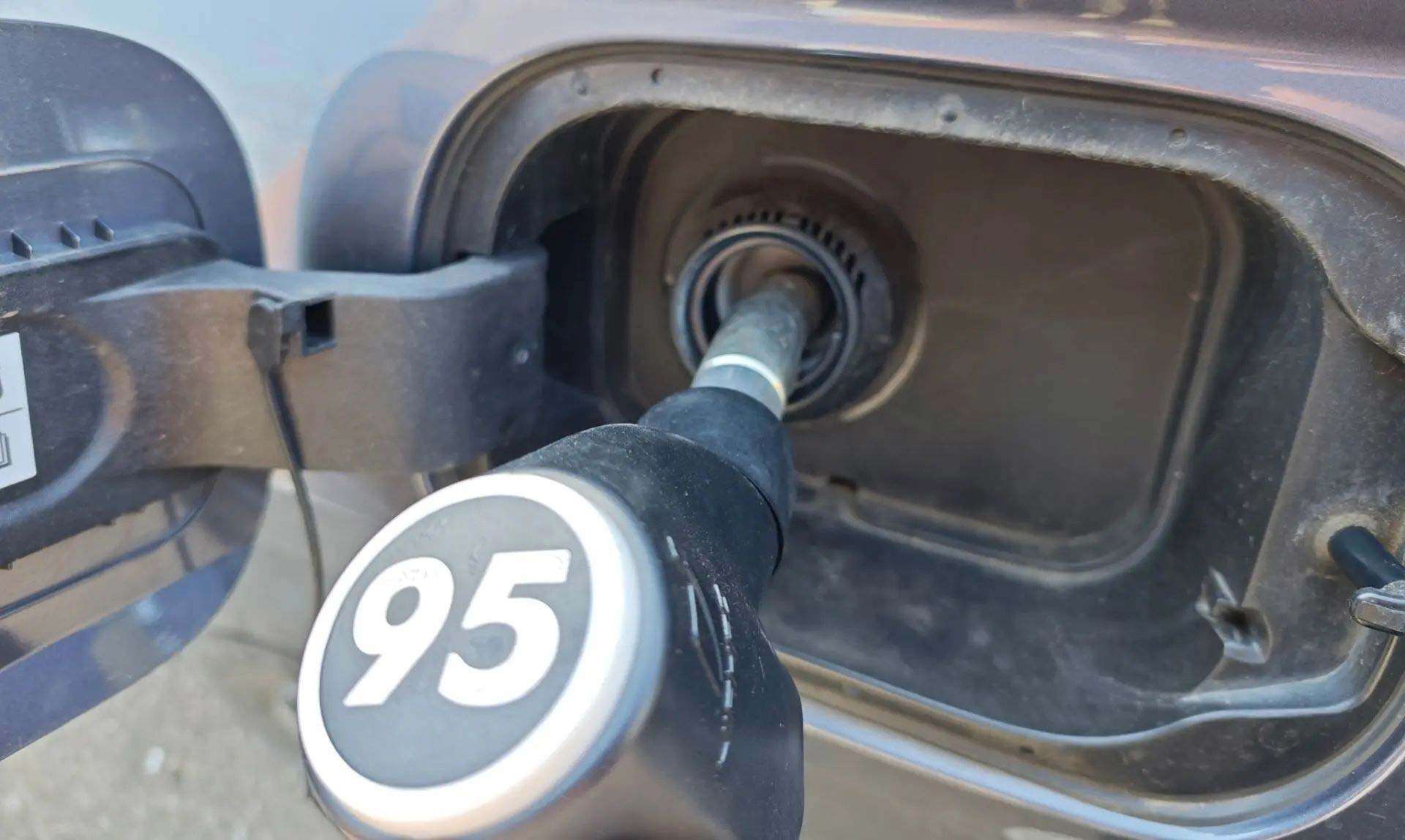 Бензин АИ-92 и АИ-95 резко подешевел: что происходит с ценами и дефицитом топлива в России в конце октября — PNZ.RU