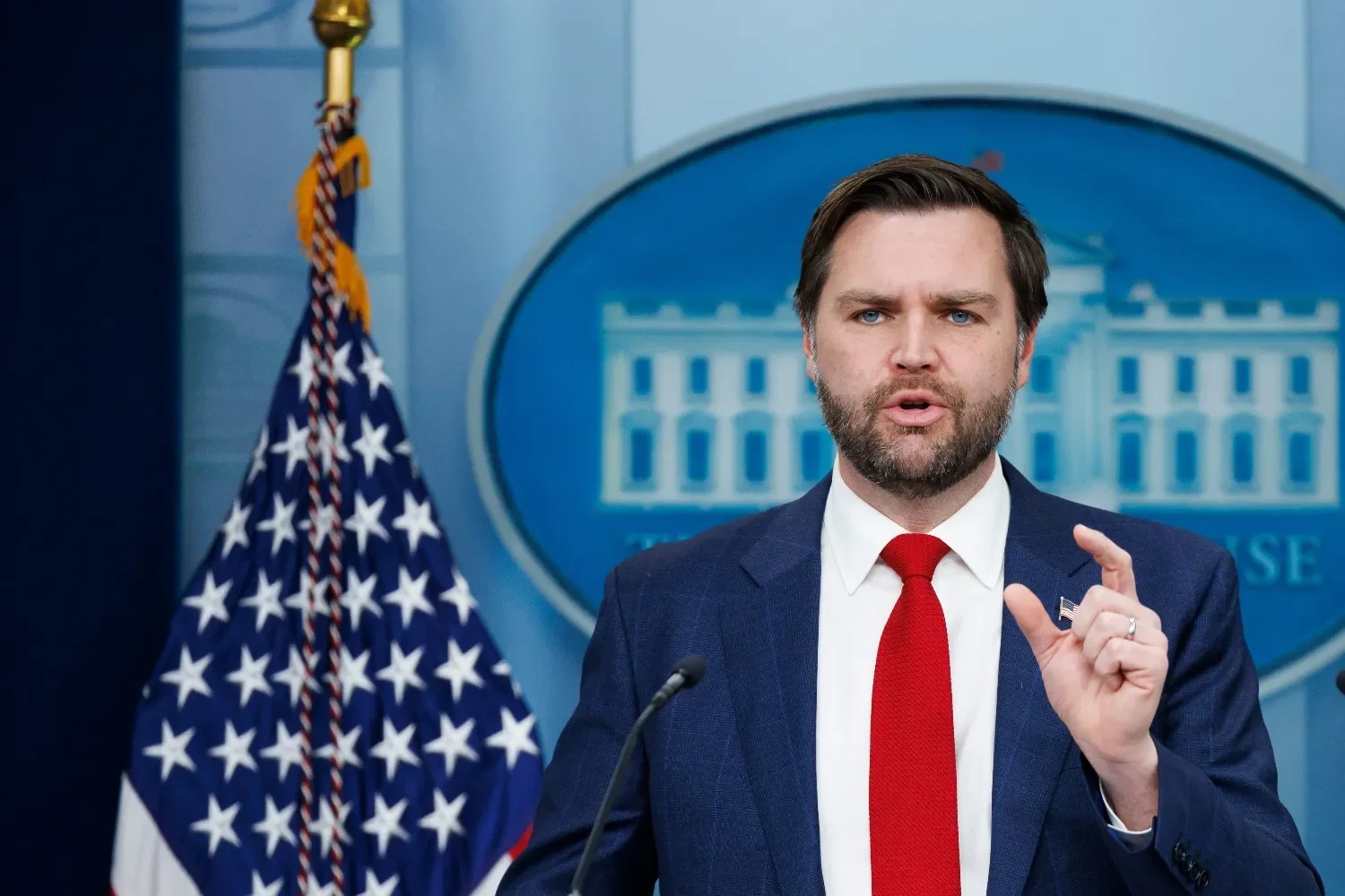 Вэнс: Уход США из Ормузского пролива может привести к подорожанию бензина — ZERKALO.AZ
