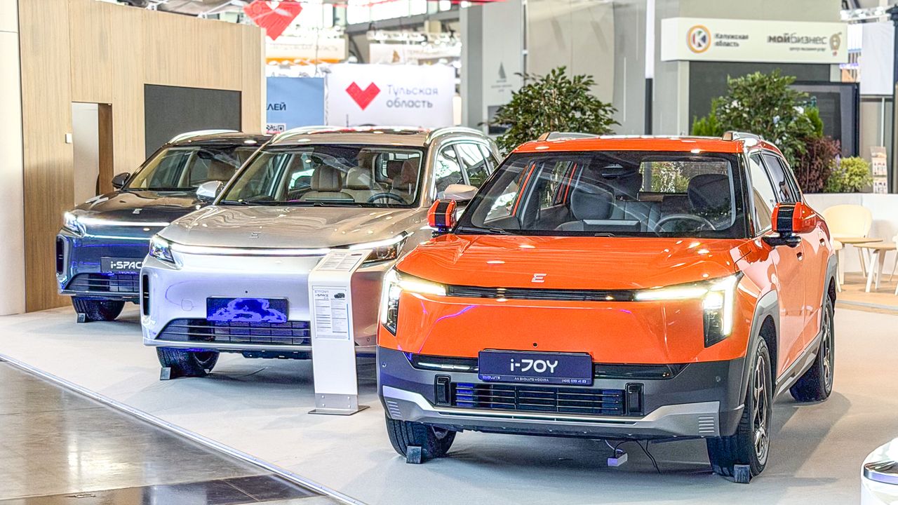 Льготные автокредиты в России поставили на паузу. Как теперь будут продавать автомобили Evolute и Voyah — Автоновости дня