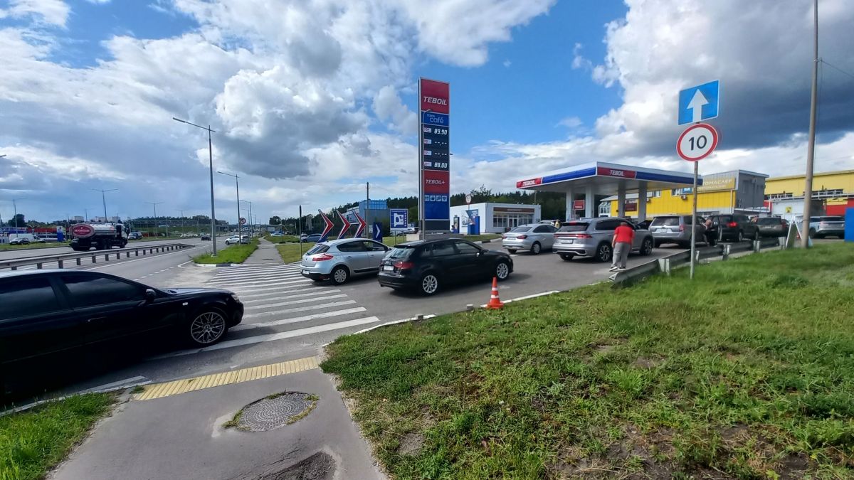 Десятки автомобилей вновь выстроились в очереди за топливом на городских заправках: что происходит на АЗС Воронежа — voronezhnews.ru