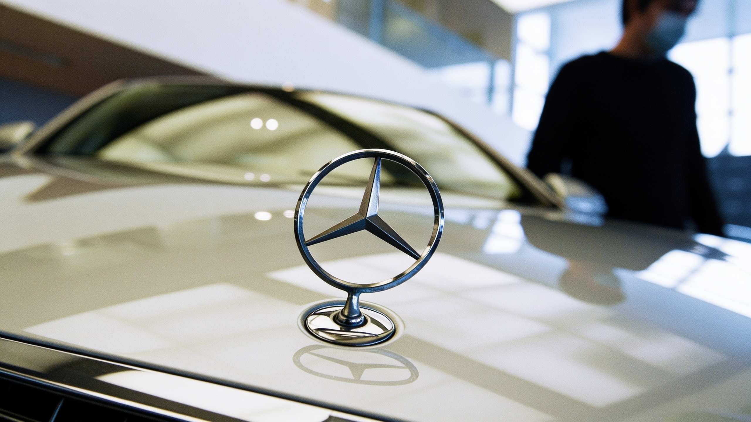 От лидера до аутсайдера и обратно: драматичная история Mercedes-Benz в немецком такси — 110km.ru