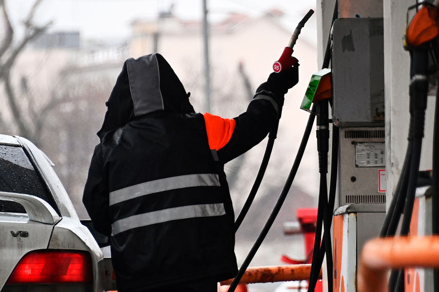 В России подешевел бензин - Газета — gazeta.press