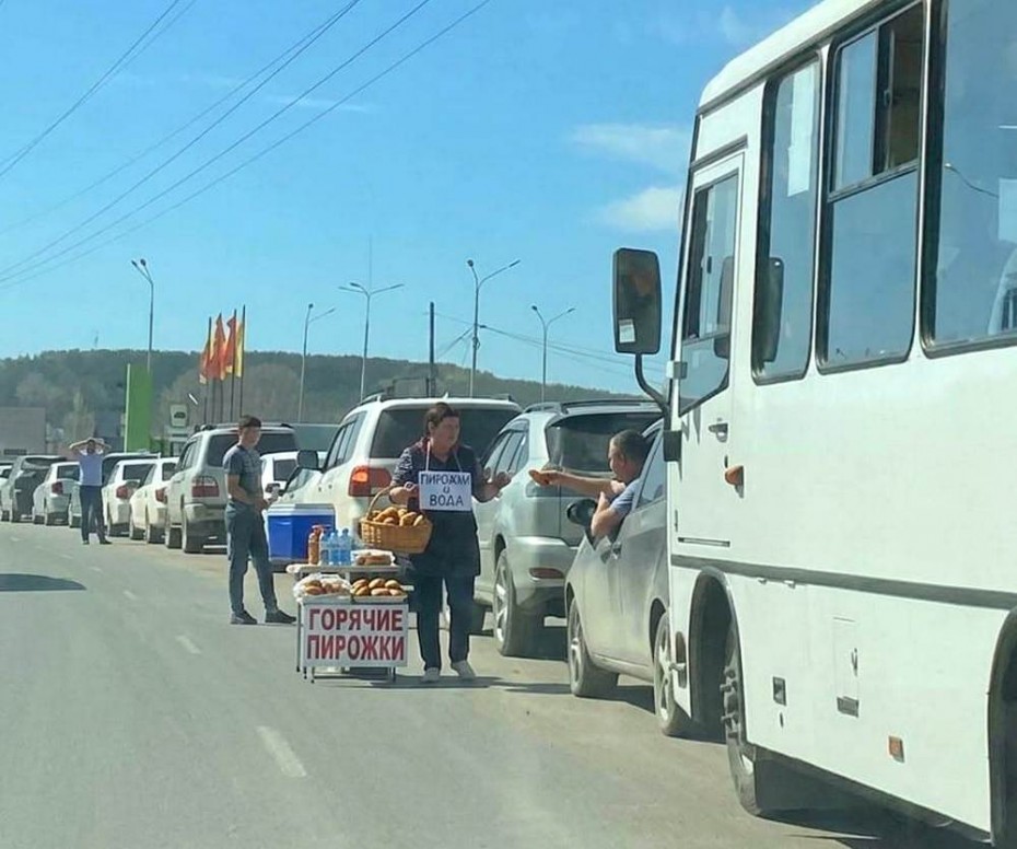 Мэрия Якутска организовала туалеты и горячее питание для автомобилистов, стоящих в очереди за топливом — Yakutia.Info