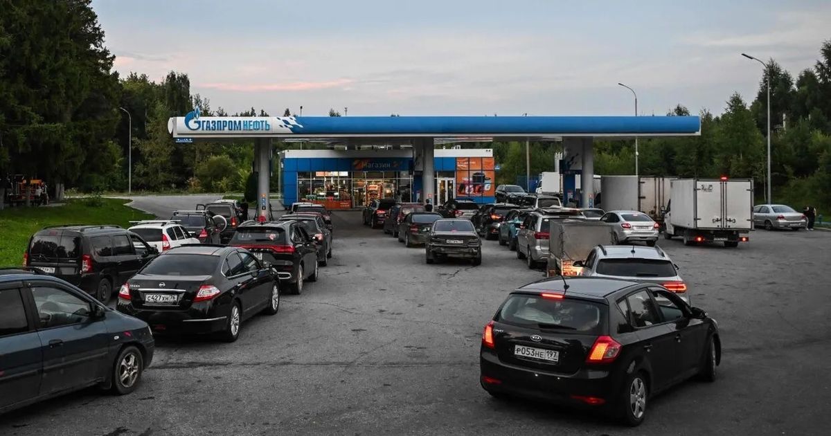 Бензиновый кризис добрался до Москвы: в РФ снова выстраиваются очереди на заправках — my.ua