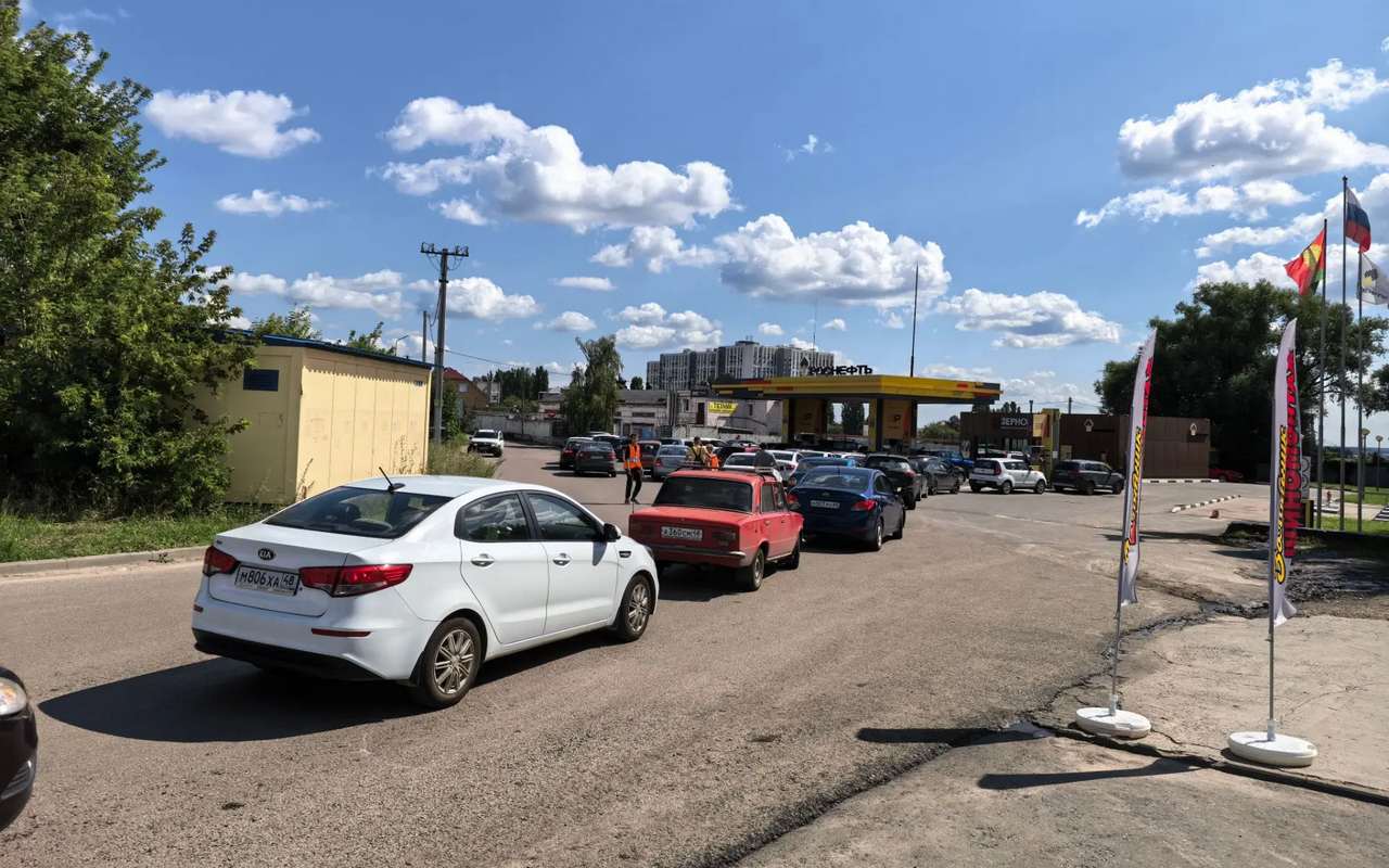 На десять машин, но не для всех»: утро на липецкой АЗС «Роснефти» прошло в режиме топливного отбора — abireg.ru