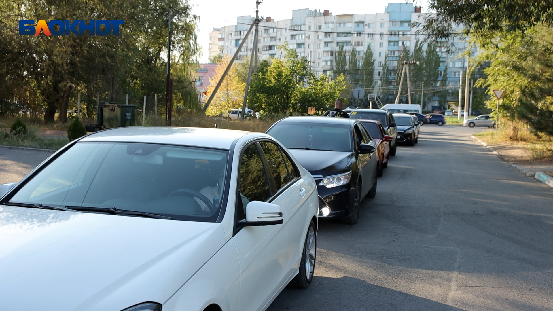 В очереди за бензином: в Волжском вновь стоят колонны авто на АЗС — Блокнот Волжский