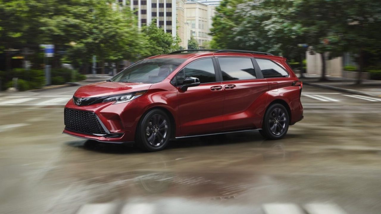 Семейный гибрид Toyota опасен при аварии: почему сотни тысяч минивэнов отправят в ремонт — Автоновости дня