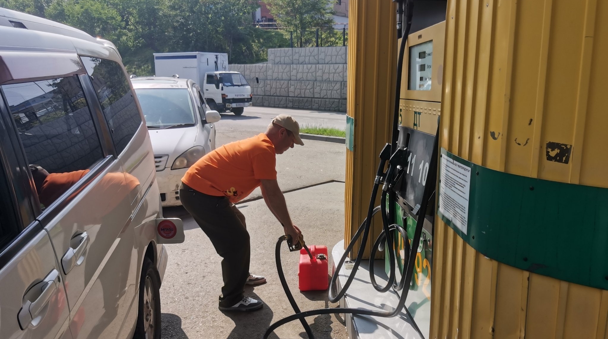 Бензин по цене золота: кто продает топливо в канистрах и что будет, если купить — PrimaMedia